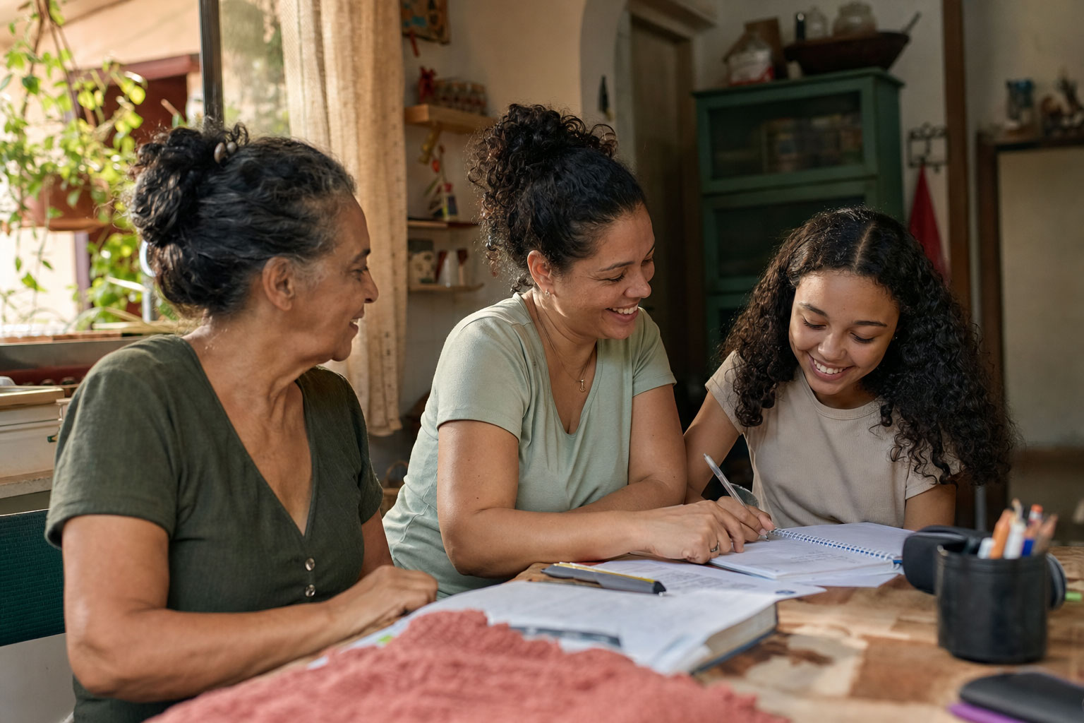 Família de três gerações reunida, cuidado que atravessa o tempo.